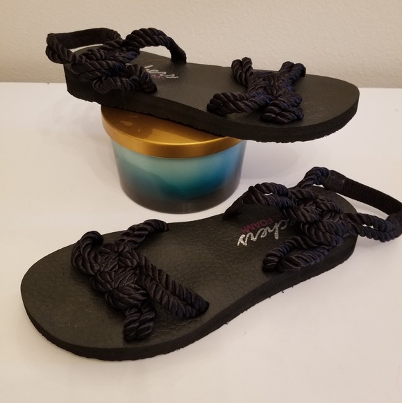 sketchers yoga sandals